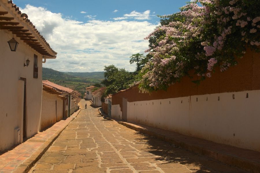 Une ruelle du village colonial de Barichara en Colombie