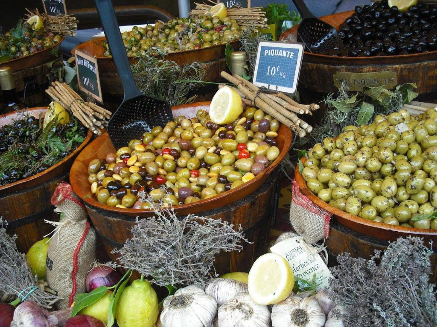 Paniers d'olives au marché, Grèce