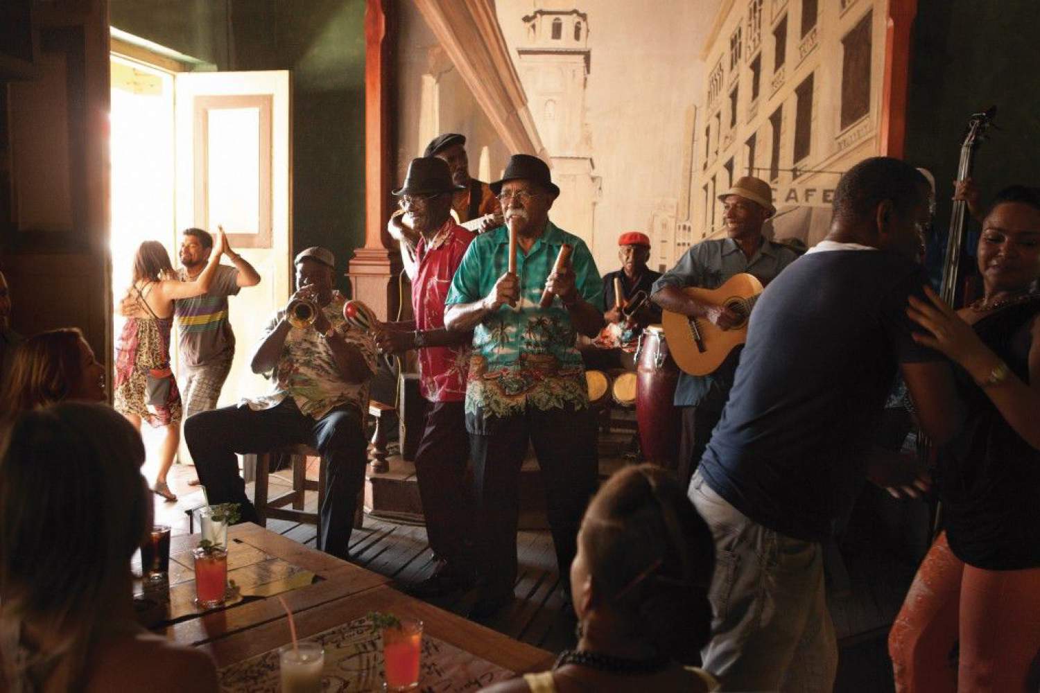 Danser au rythme de la musique à Holguin, Cuba