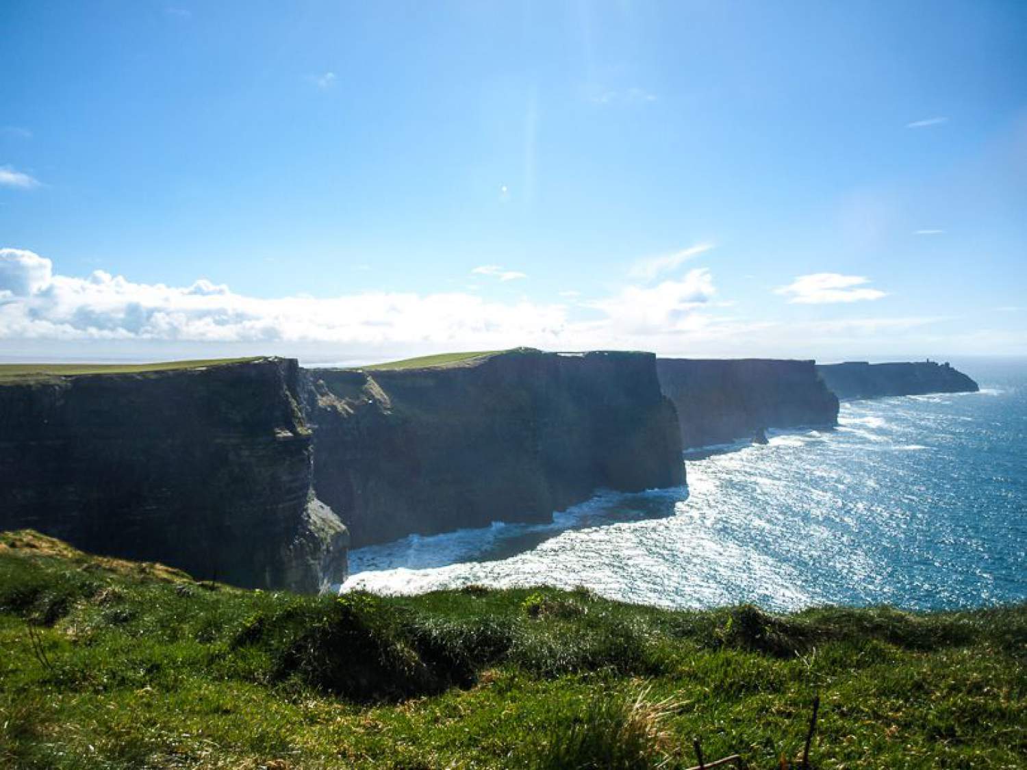 Falaises de Moher bordées par l'océan, Irlande