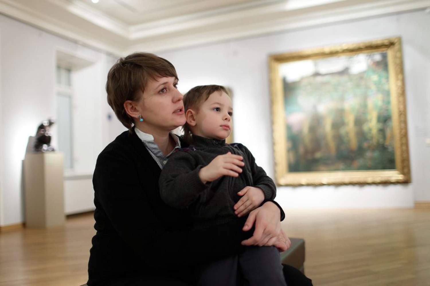 Mère et son fils dans une galerie d'art