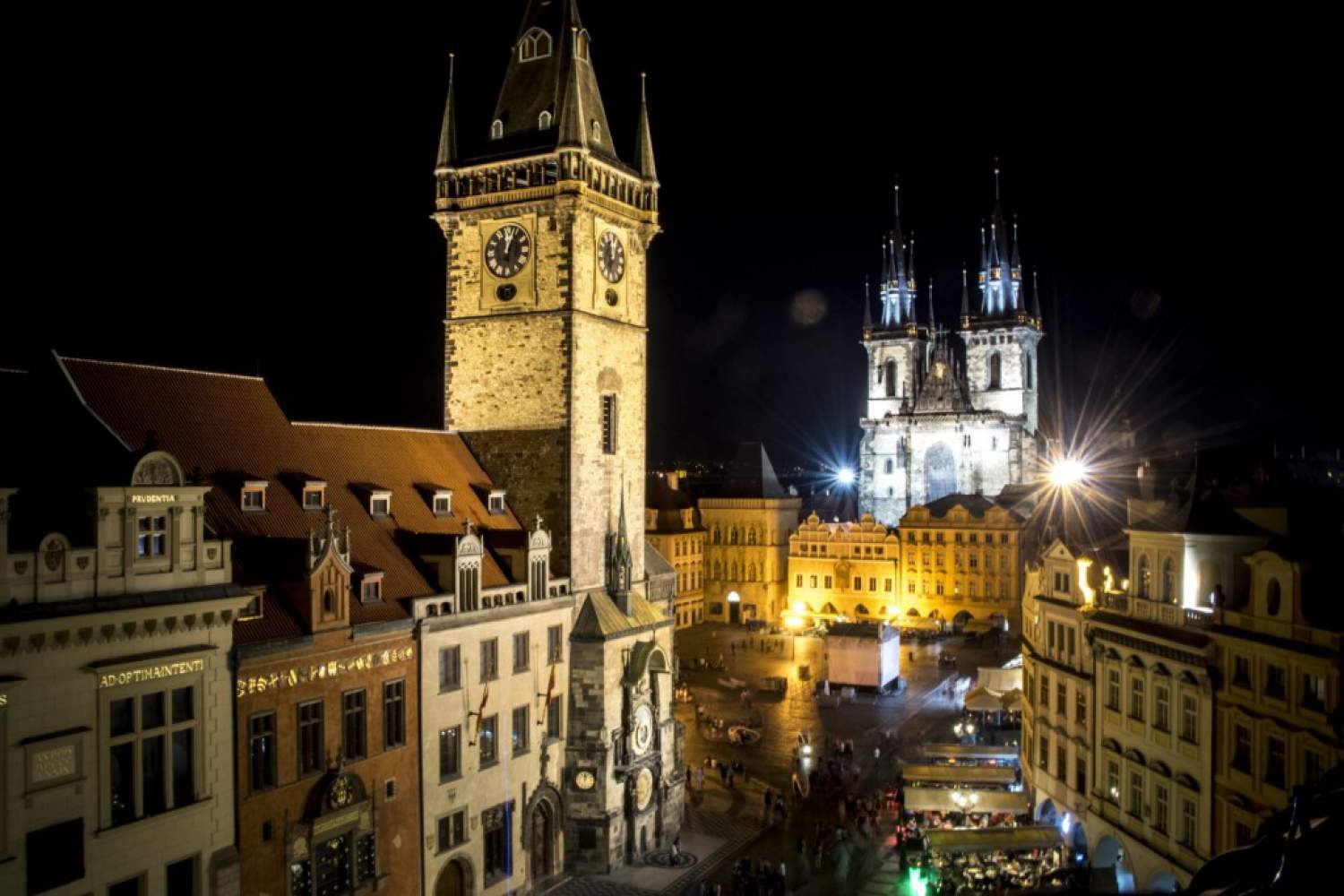 La grande église de Prague la nuit