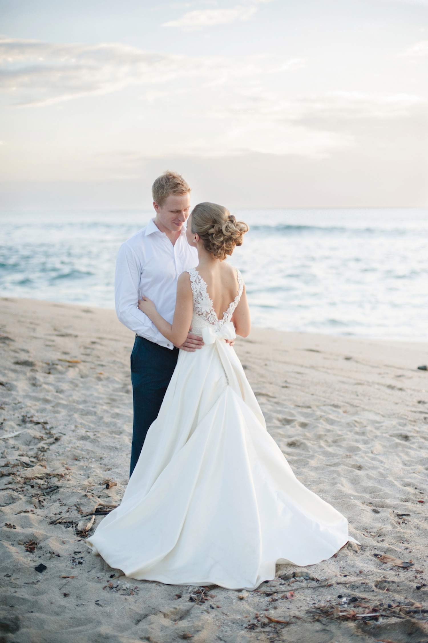 Couple sur la plage lors d'un mariage dans le sud