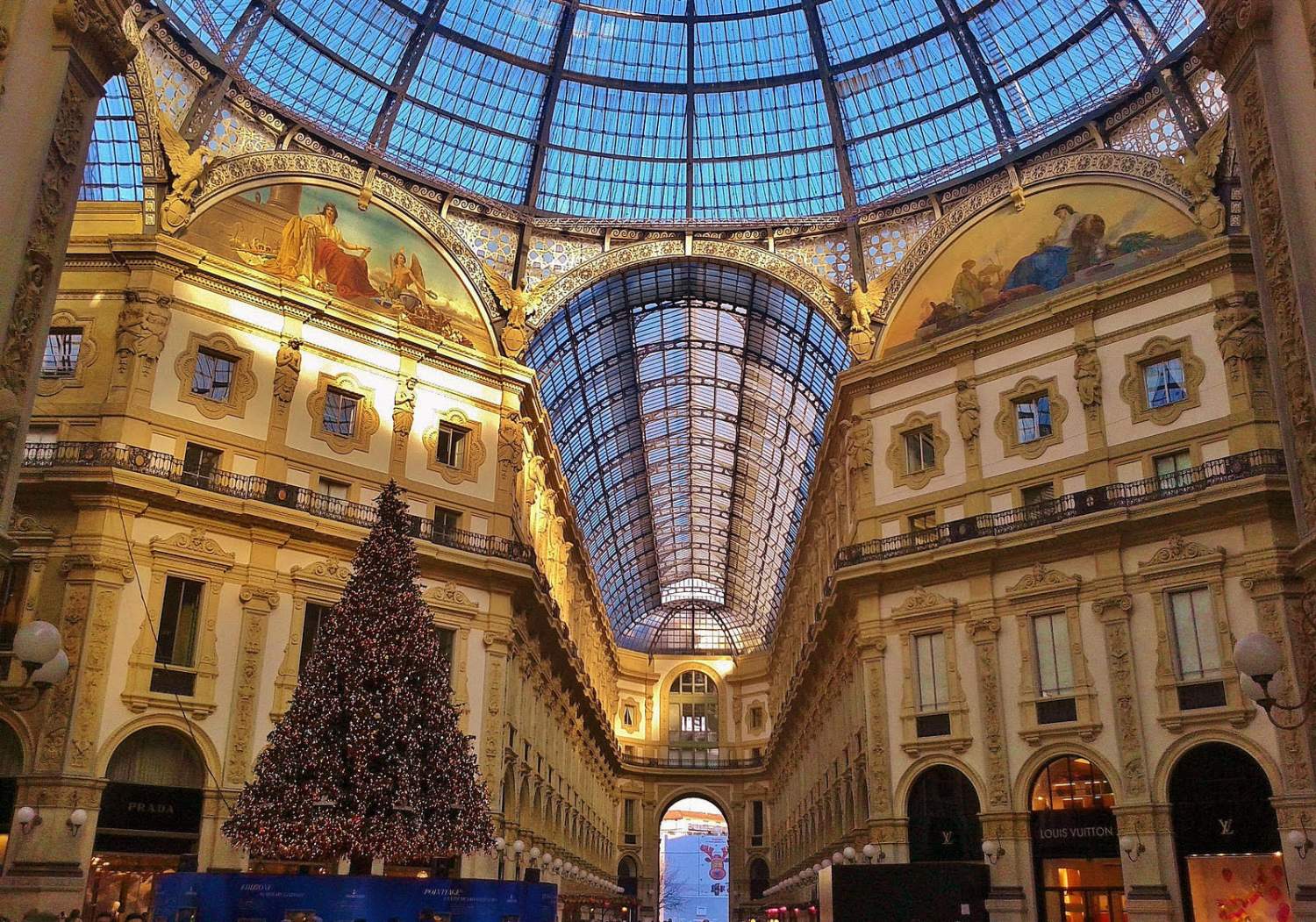Magasiner à la Galleria Vittorio Emanuele ll, Milan