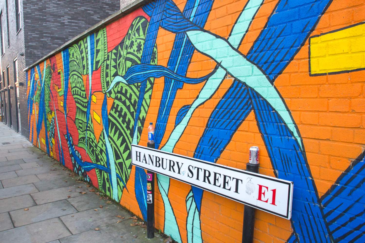 Graffiti en murale sur la rue Hanbury, Londres