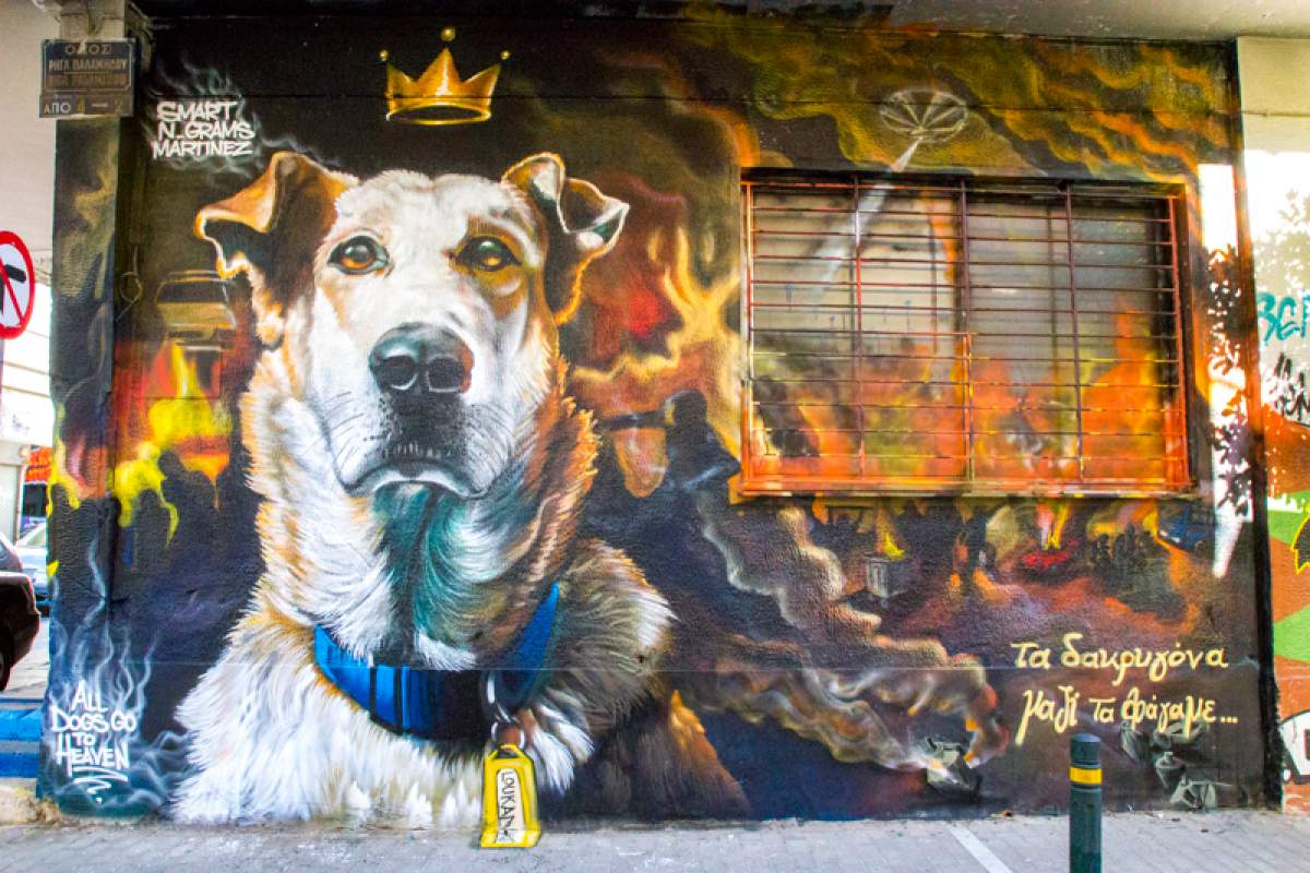 All dogs go to heaven art de rue par Grams Martinez à Athènes