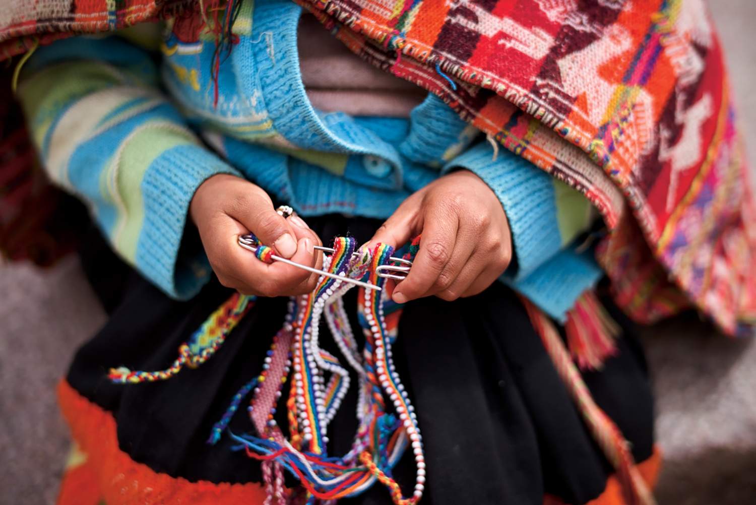 Confection de bracelets au Pérou